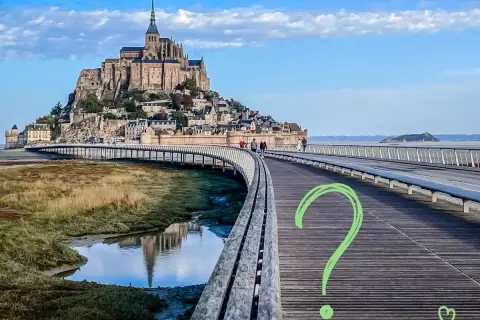 Majestätisches schloss im meer Frankreich, Mont Saint-Michel, mit einer Brücke, die zum Eingang führt.